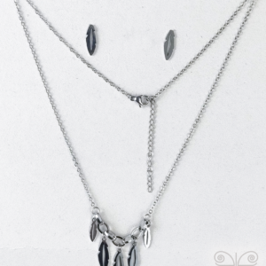 Collar de plumas con intención