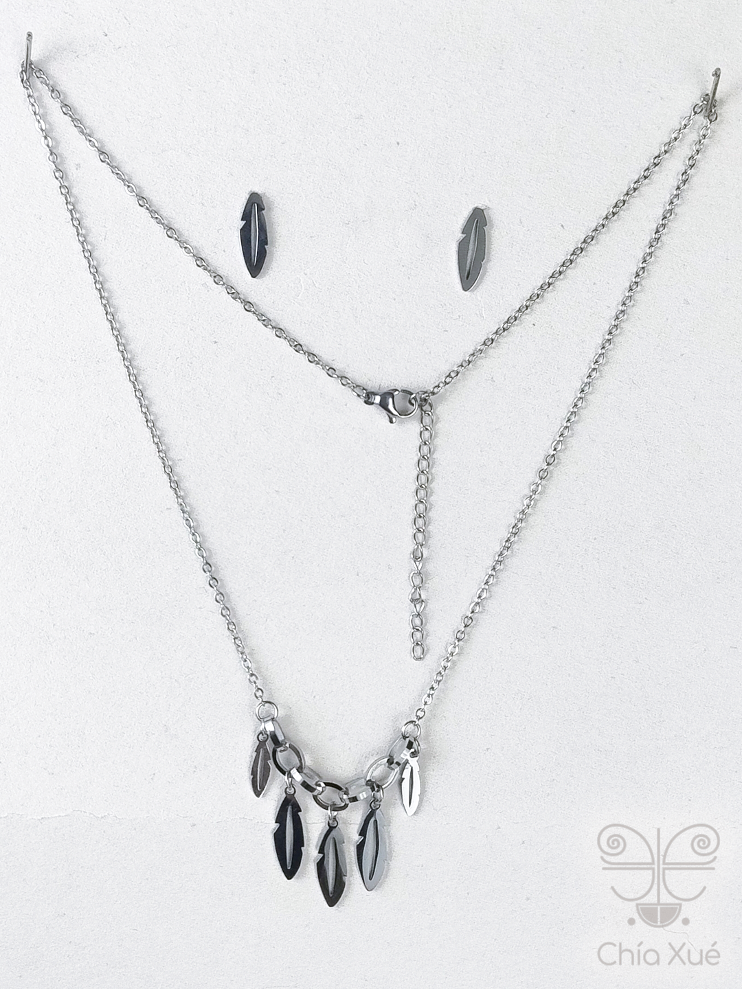 Collar de plumas con intención